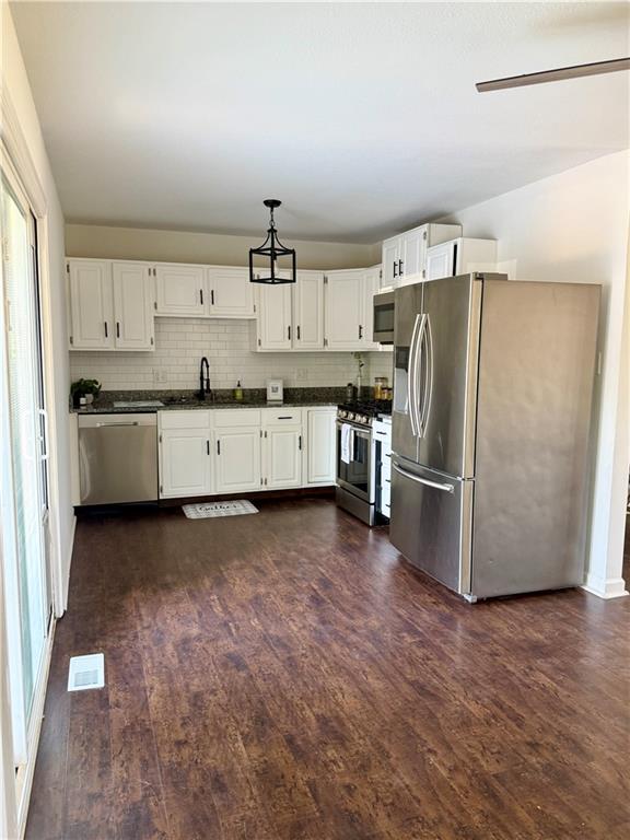 208 Willow Ln, Perry, KS 66073