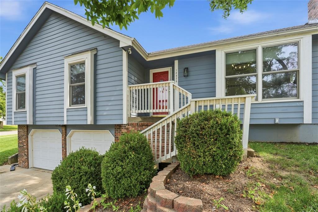 12825 S Arapaho Dr, Olathe, KS 66062