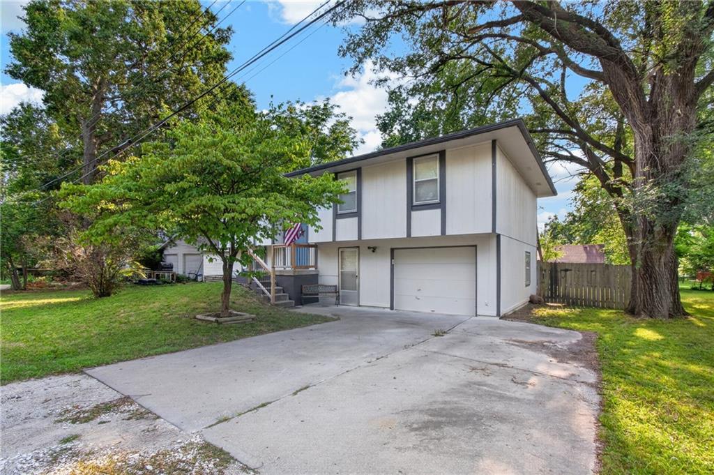 302 N Clark St, Kearney, MO 64060