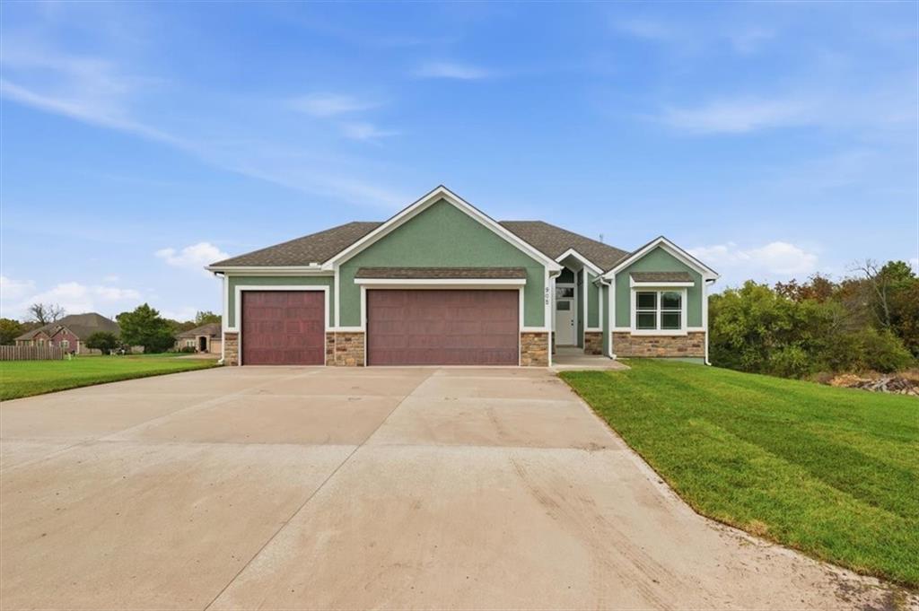 12417 Black Oak Cir, Peculiar, MO 64078