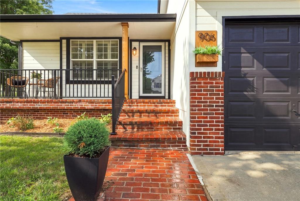 906 SW Bobcat St, Oak Grove, MO 64075