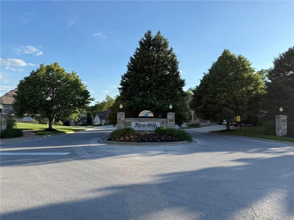 L 106 River Hills Dr, Parkville, MO 64152