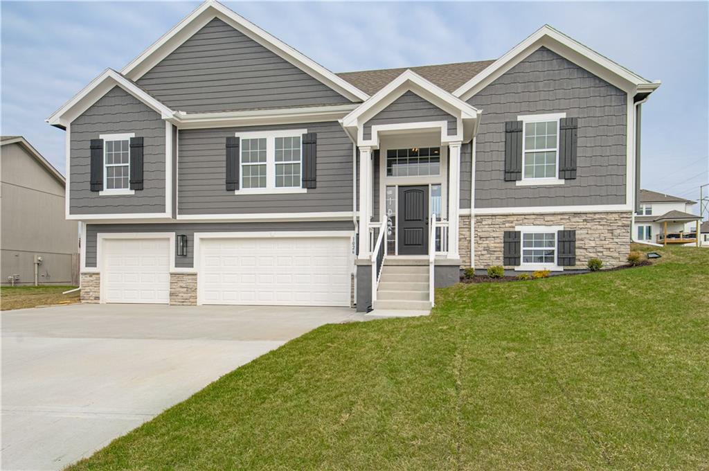 1038 Fir Ln, Liberty, MO 64068