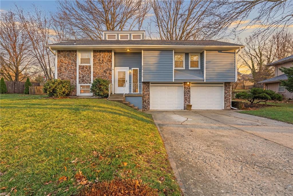 3502 NW Lake Dr, Lee's Summit, MO 64064