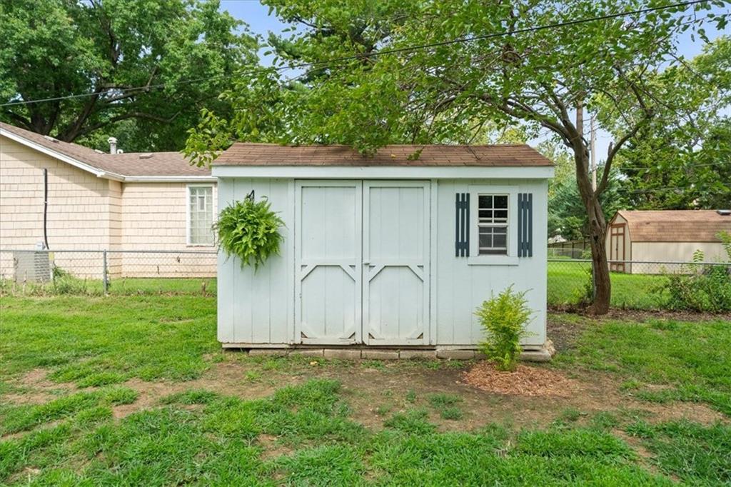 605 E 90th St, Kansas City, MO 64131