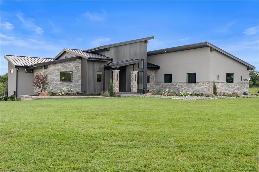 17375 Galloway Dr, Stilwell, KS 66085
