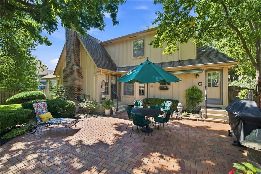 4965 Somerset Dr, Prairie Village, KS 66207