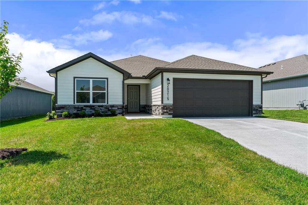 705 SW 6th Ter, Oak Grove, MO 64075
