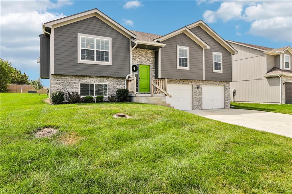 1701 NW Hilltop Ct, Grain Valley, MO 64029