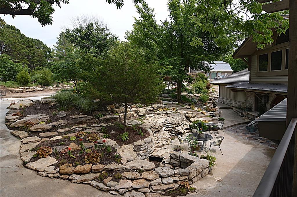 8424 S Russell Rd, Oak Grove, MO 64075