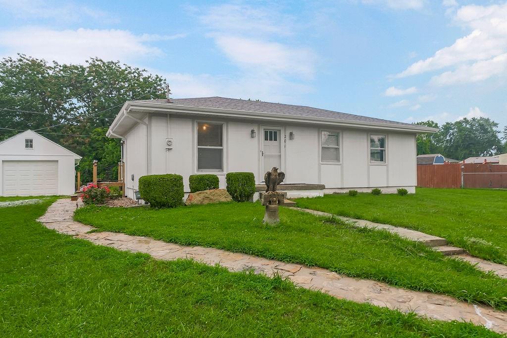 201 W 8th St, Edgerton, KS 66021
