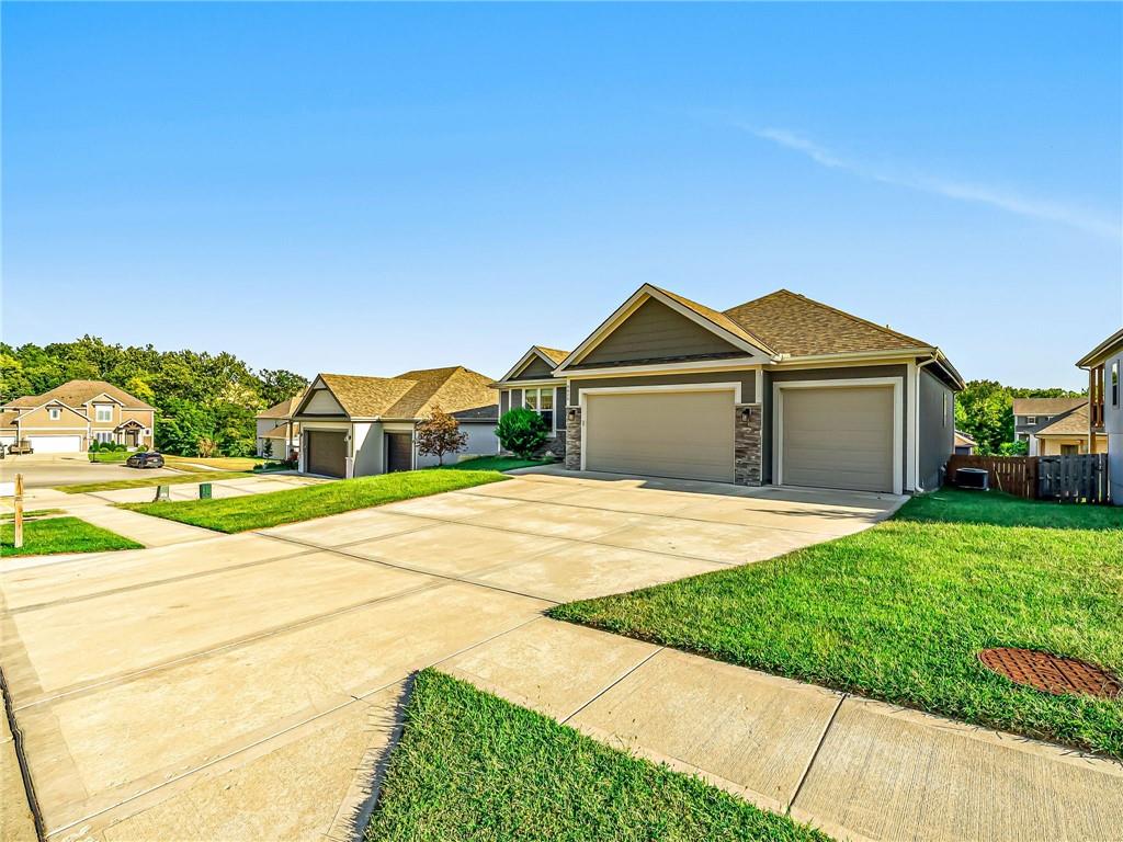 8615 NW 74th Ter, Kansas City, MO 64152
