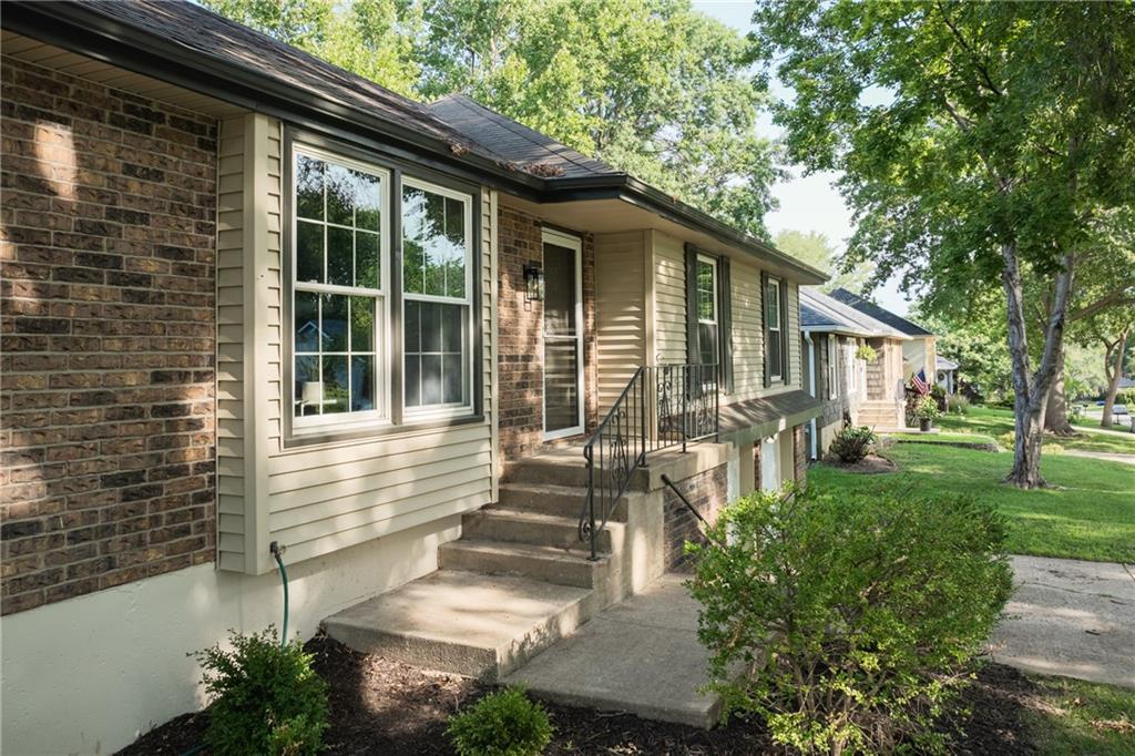 1321 SW 22nd St, Blue Springs, MO 64015