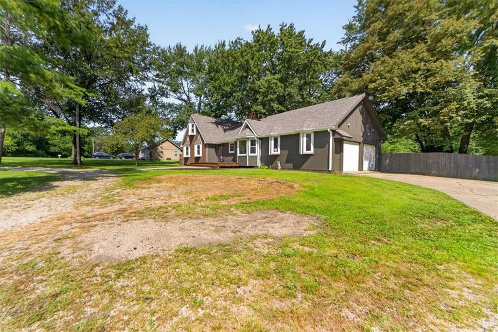 315 S Peculiar Dr, Peculiar, MO 64078