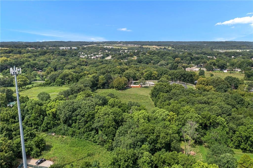 4237 Lakeview Dr, Leavenworth, KS 66048