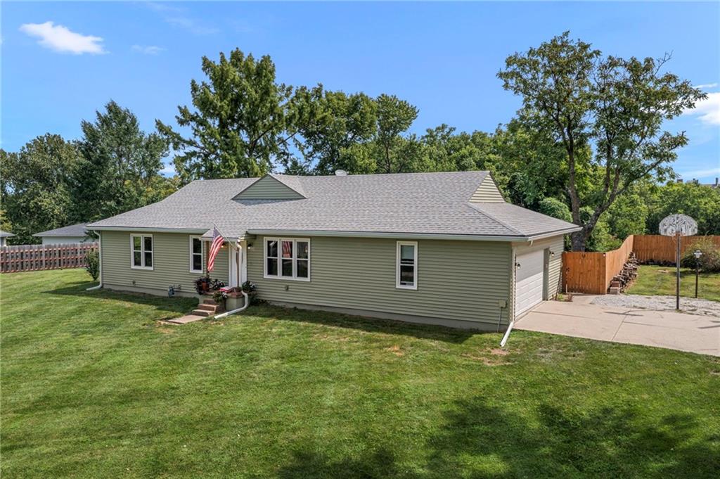 4237 Lakeview Dr, Leavenworth, KS 66048