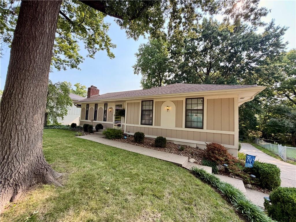 700 SW 24th St, Blue Springs, MO 64015