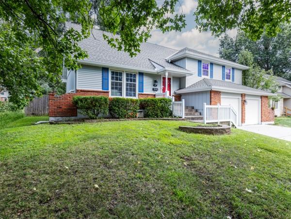 905 SW Savannah Dr, Lee's Summit, MO 64081