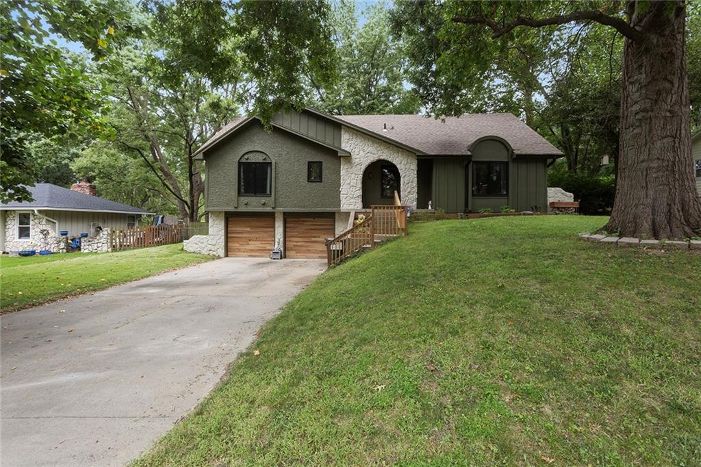 103 Ralph Dr, Lansing, KS 66043
