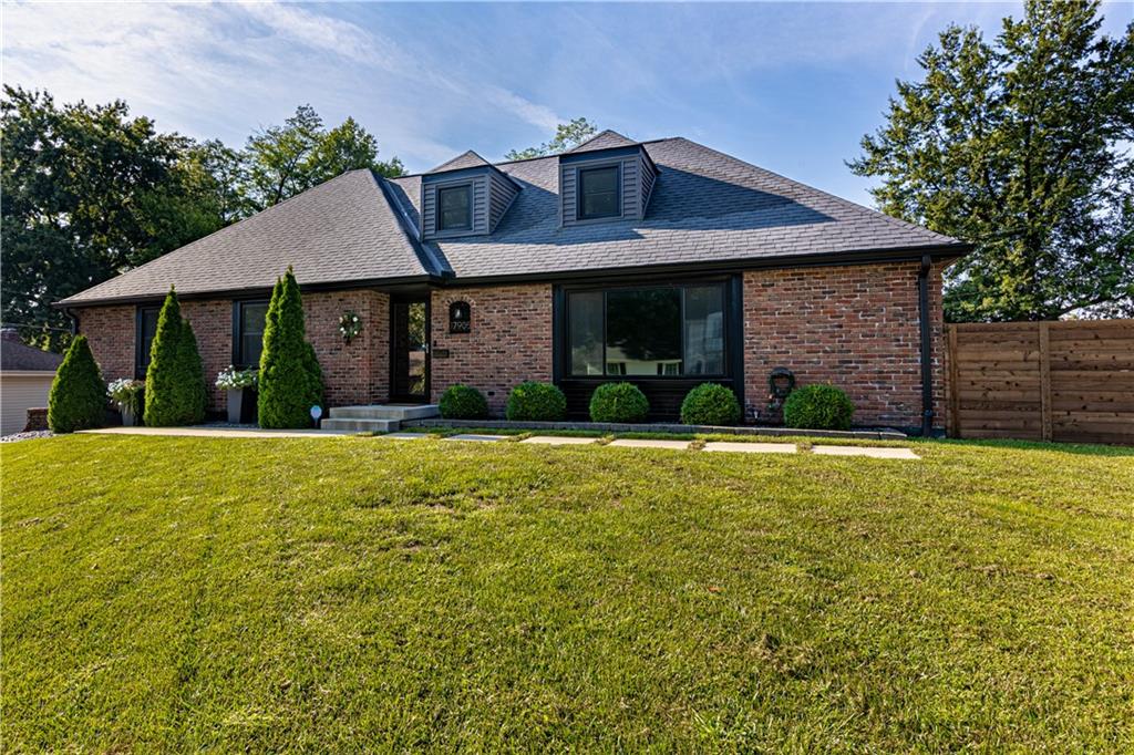 17905 E Cheyenne Dr, Independence, MO 64056