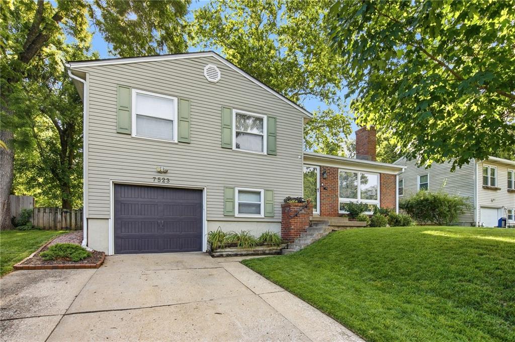 7523 Falmouth St, Prairie Village, KS 66208
