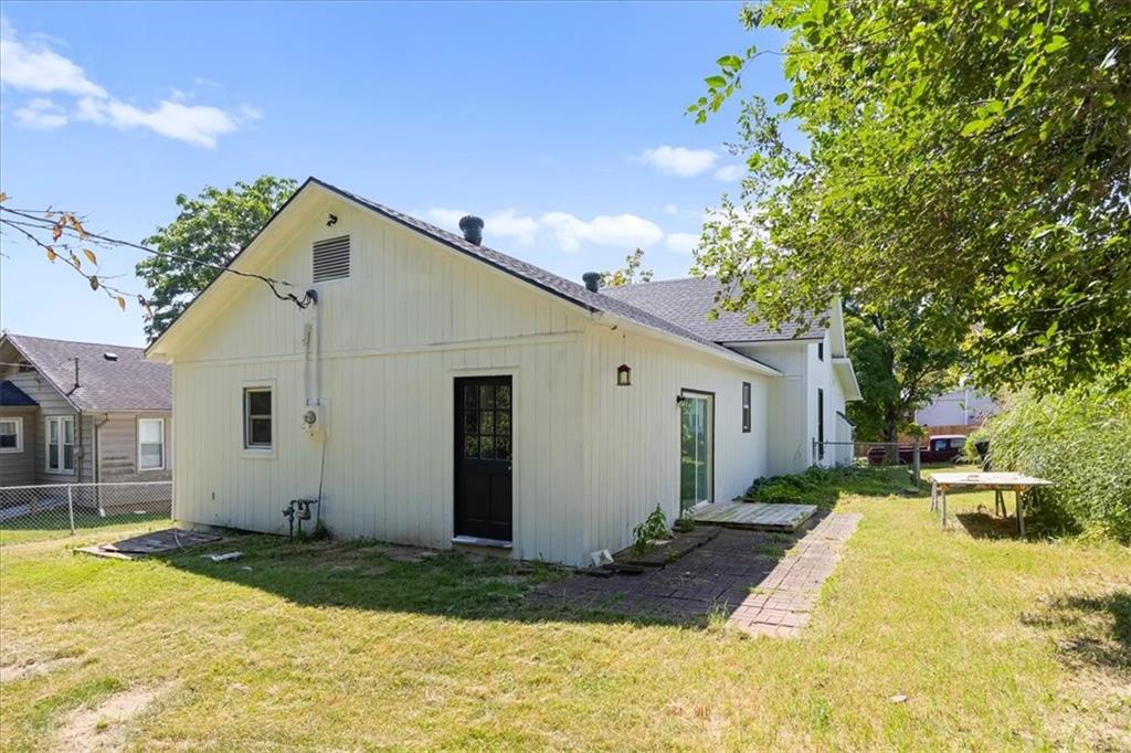 106 S Jeffreys St, Pleasant Hill, MO 64080