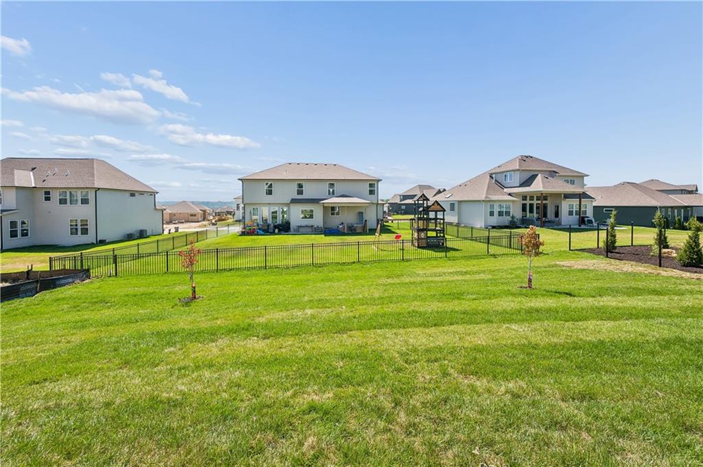 5782 NW Black Oak Ct, Parkville, MO 64152