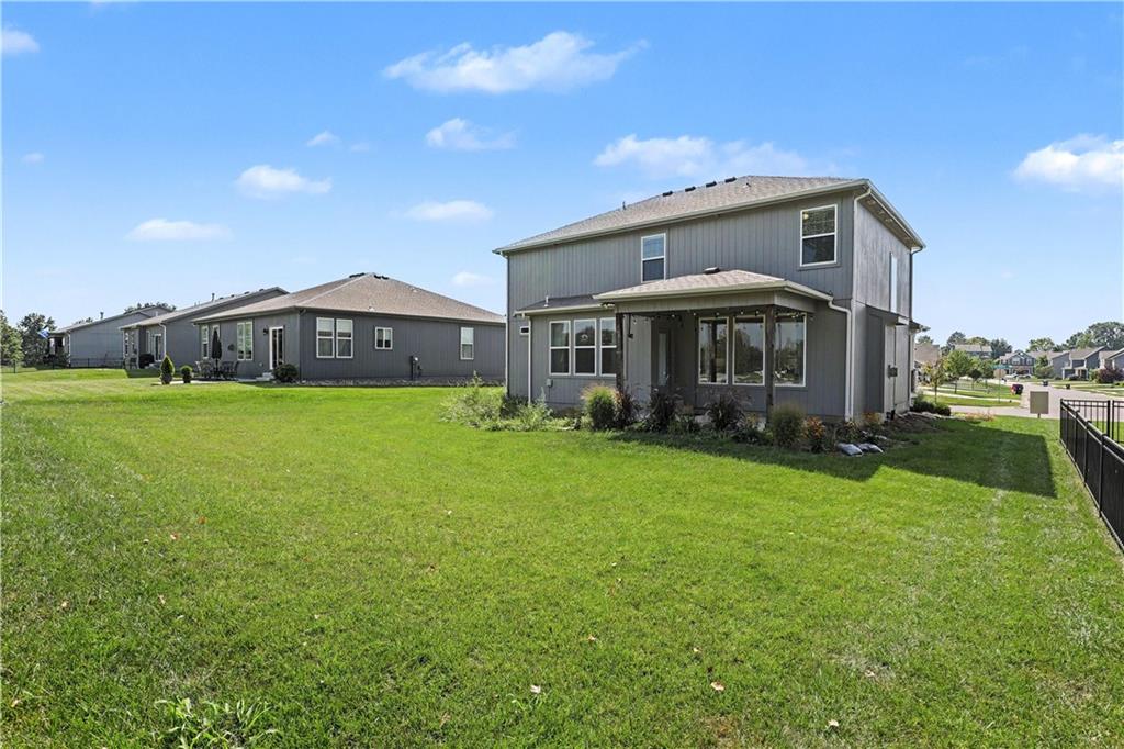 913 NE Ravenwood Ter, Lee's Summit, MO 64086