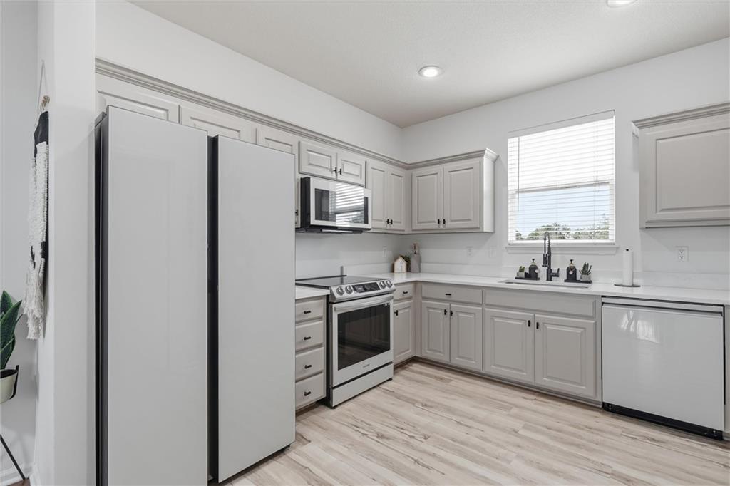 12321 S Tallgrass Dr, Olathe, KS 66061