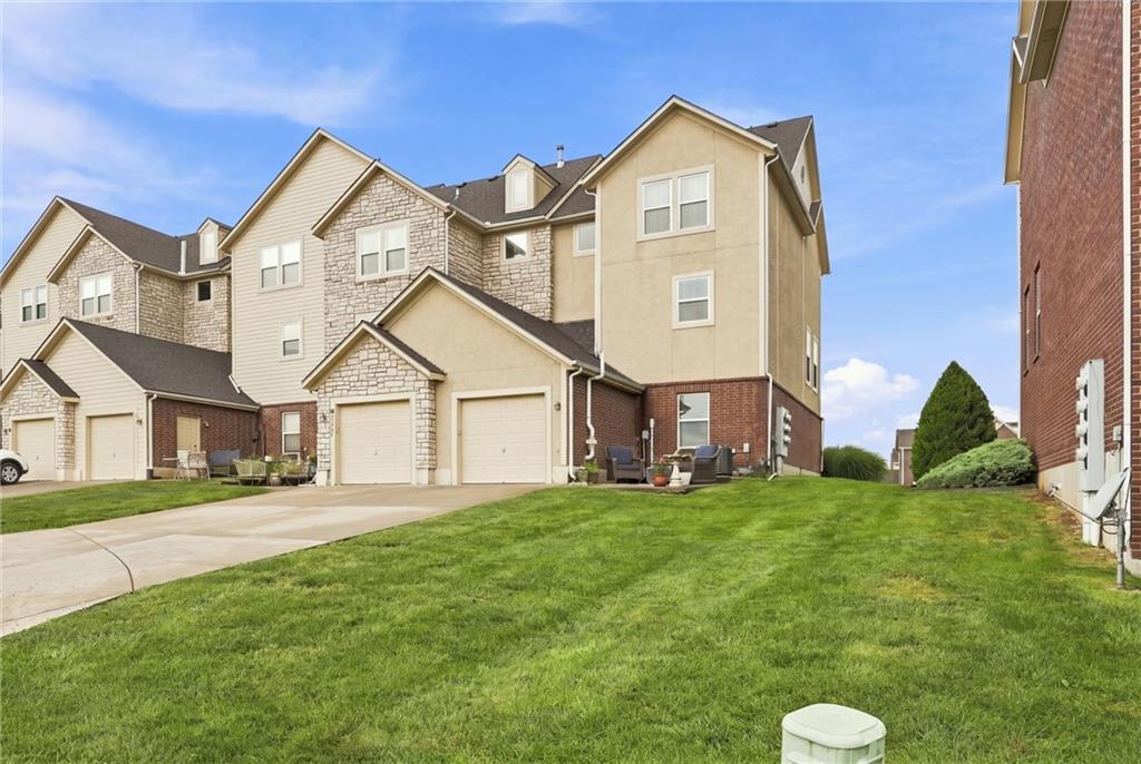 12321 S Tallgrass Dr, Olathe, KS 66061