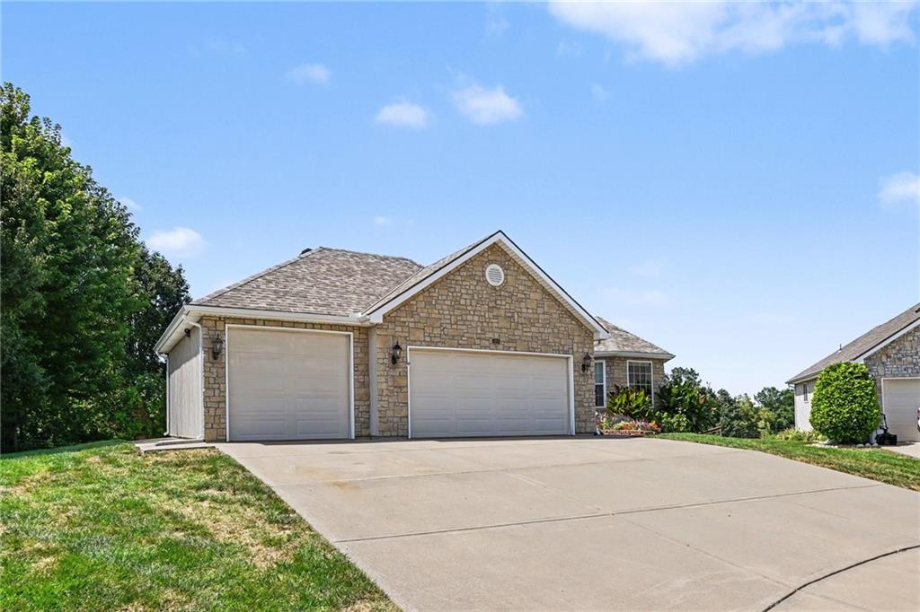 301 Prairie Rose Cir, Smithville, MO 64089