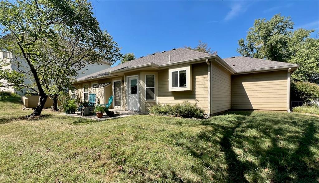 3807 Hunters Hill Dr, Lawrence, KS 66049