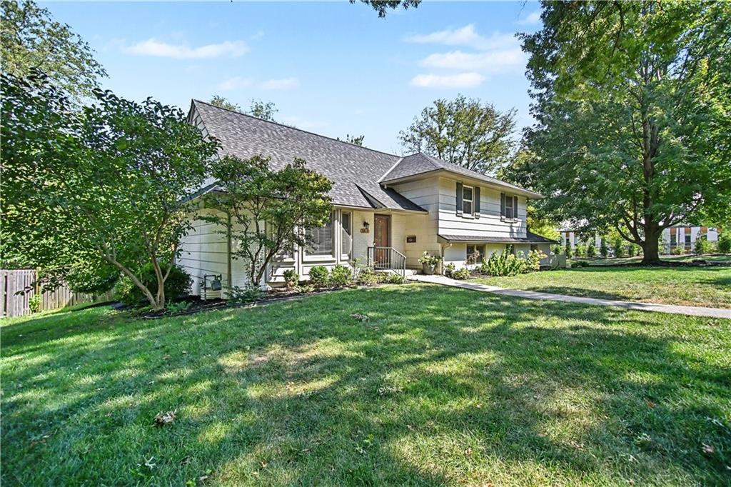 7419 Booth St, Prairie Village, KS 66208