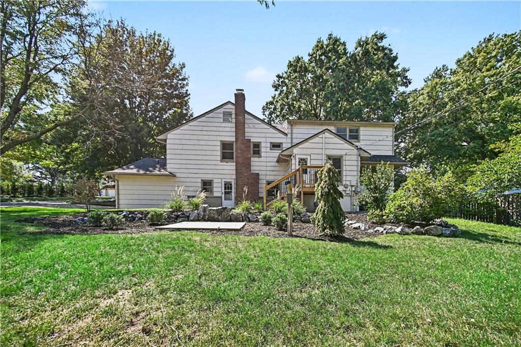 7419 Booth St, Prairie Village, KS 66208