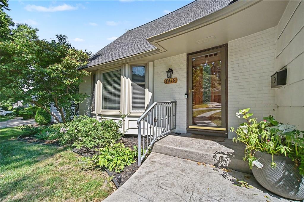 7419 Booth St, Prairie Village, KS 66208