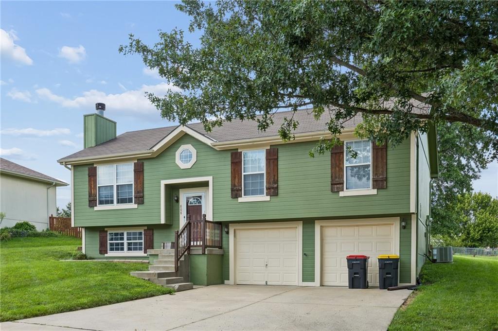 808 Pine Crest Ave, Kearney, MO 64060