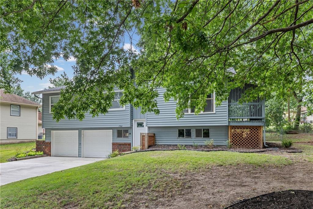 7302 N Woodland Ave, Gladstone, MO 64118