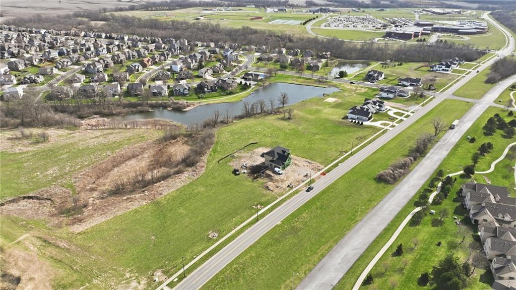 2114 NE Shoal Creek Pw, Kansas City, MO 64155