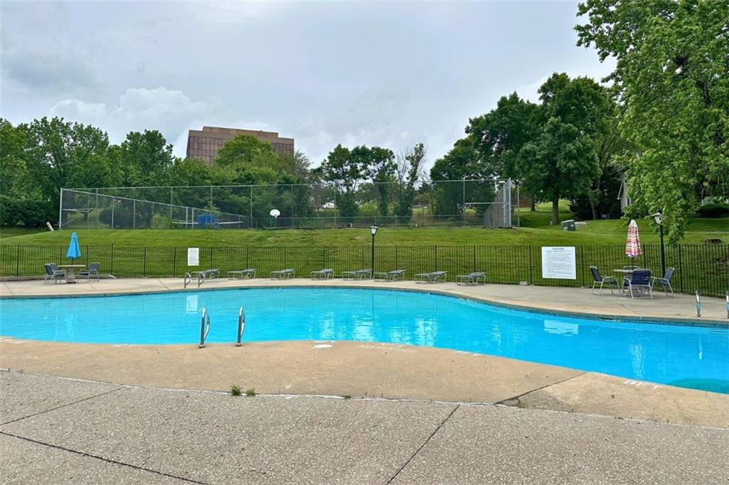 8506 W 109th Ter, Overland Park, KS 66210