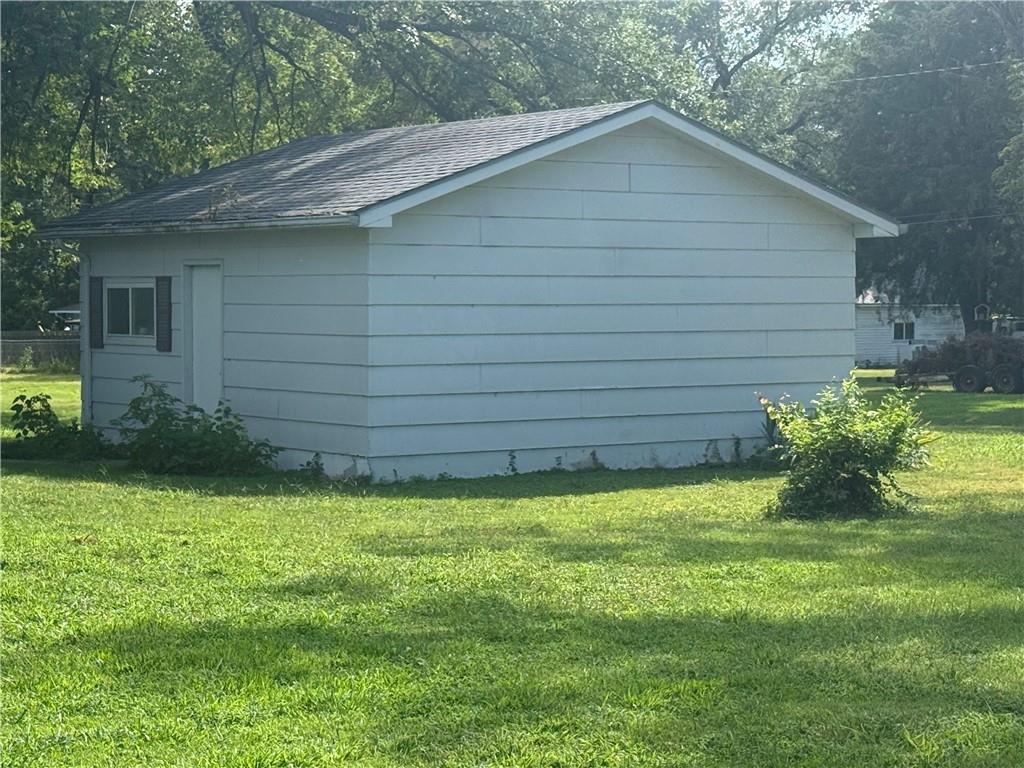 122 E 2nd St, Pomona, KS 66076