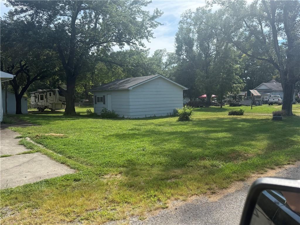 122 E 2nd St, Pomona, KS 66076