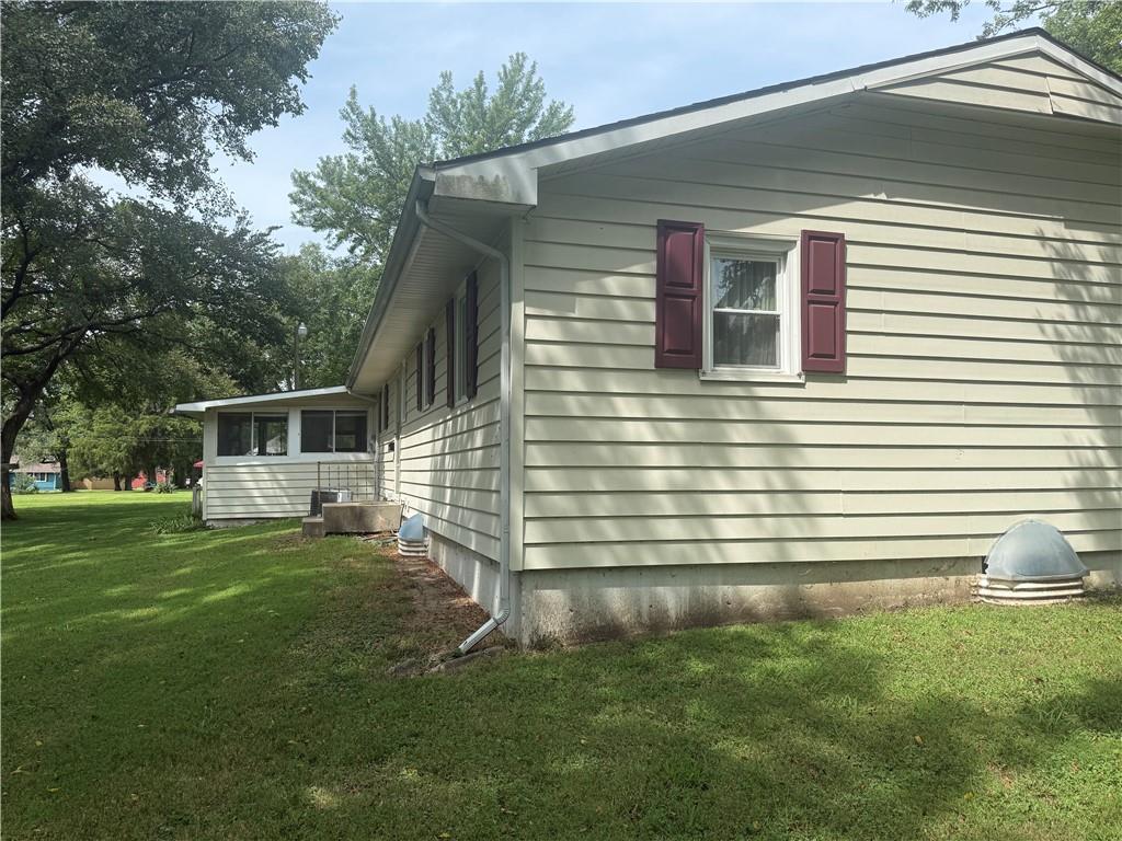 122 E 2nd St, Pomona, KS 66076