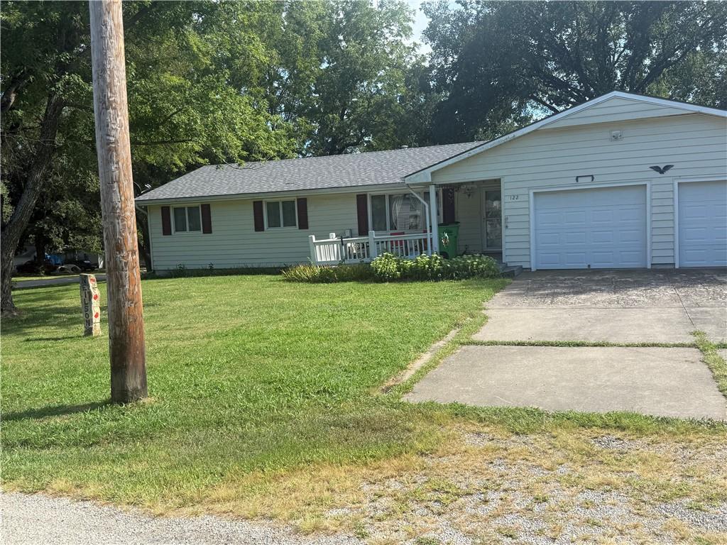 122 E 2nd St, Pomona, KS 66076