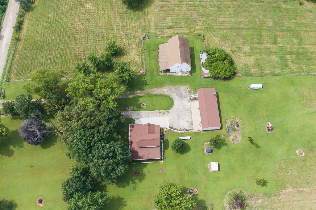 18500 Hollingsworth Rd, Tonganoxie, KS 66086