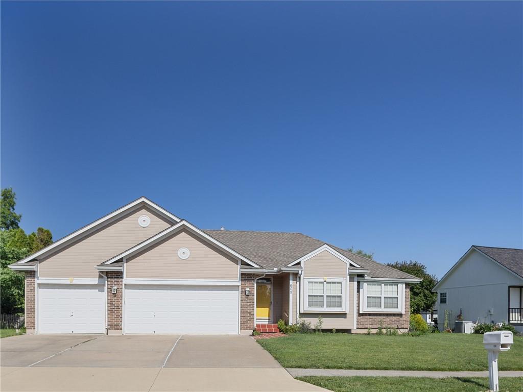 608 Lakeview Dr, Grain Valley, MO 64029