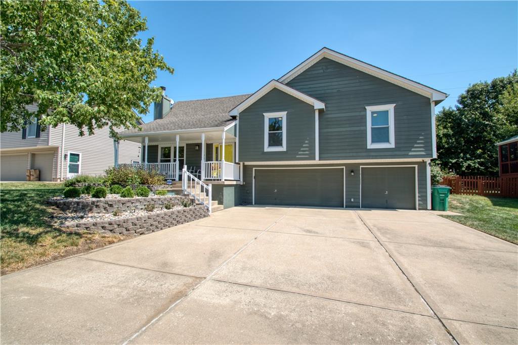 105 SW Tess Dr, Lee's Summit, MO 64081
