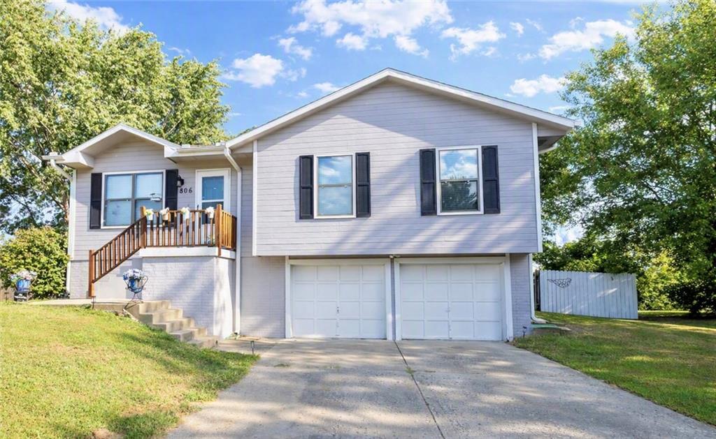 806 Covey Dr, Peculiar, MO 64078