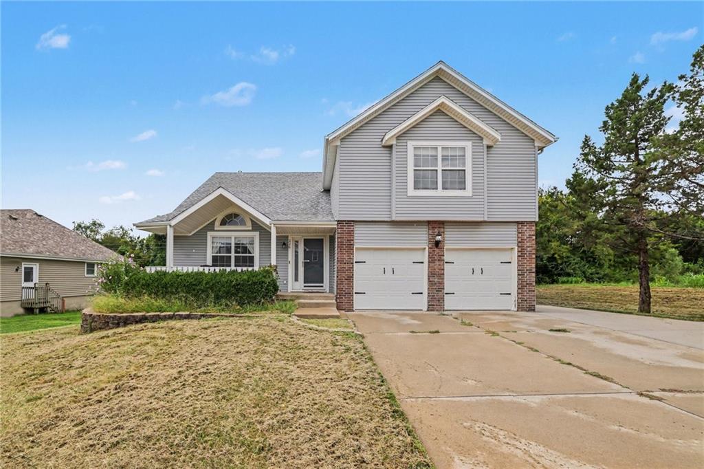 226 N Sunset Ln, Raymore, MO 64083