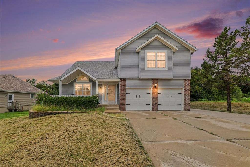 226 N Sunset Ln, Raymore, MO 64083