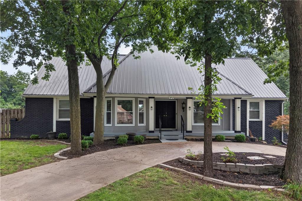 4735 Summit Ct, Shawnee, KS 66216
